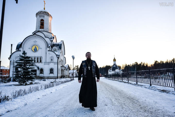Сам факт, что священник может быть байкером, многих очень сильно обескураживает с одной стороны, но с другой — вызывает интерес