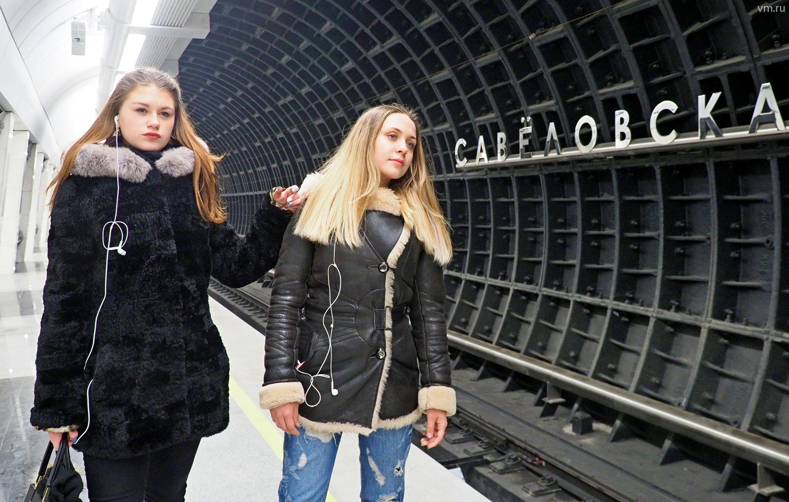 Еще один вестибюль, расположенный на Бутырской улице, заработает позже (На фото: Полина Минякова и Марина Мурашова)