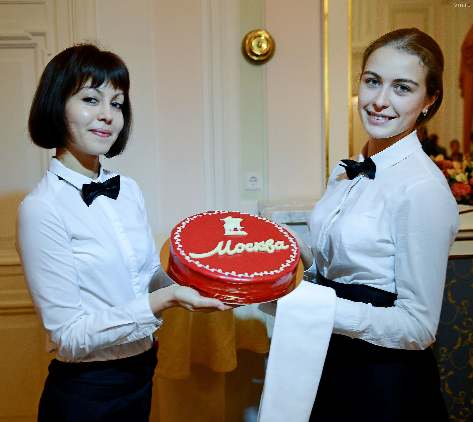 СТАЛО Москвички Ольга Алексиевич (слева) и Александра Новикова на презентации торта «Москва» — победителя городского конкурса на главный десерт столицы
