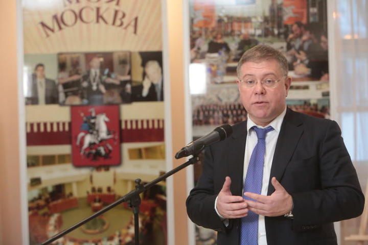 Руководитель фракции партии «ЕДИНАЯ РОССИЯ» Степан Орлов во время открытия выставки в Московском парламентском центре