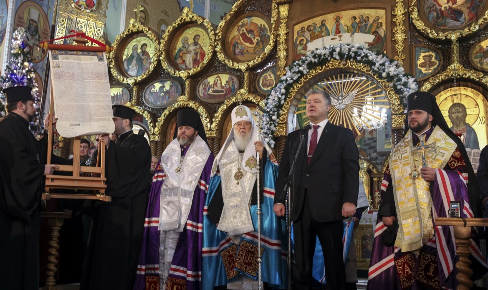 Президент Украины Петр Порошенко 12 января посетил храм Спаса на Берестове, где похоронен основатель Москвы князь Юрий Долгорукий