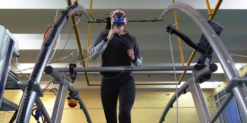 Спортсмены тренируются в большом зале на специальных тренажерах