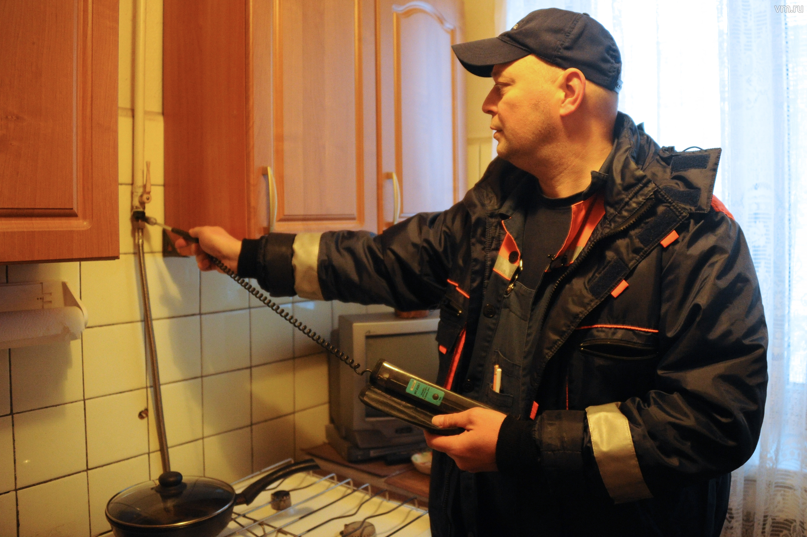 Слесарь Сергей Суслов проверяет состояние газового оборудования в квартирах