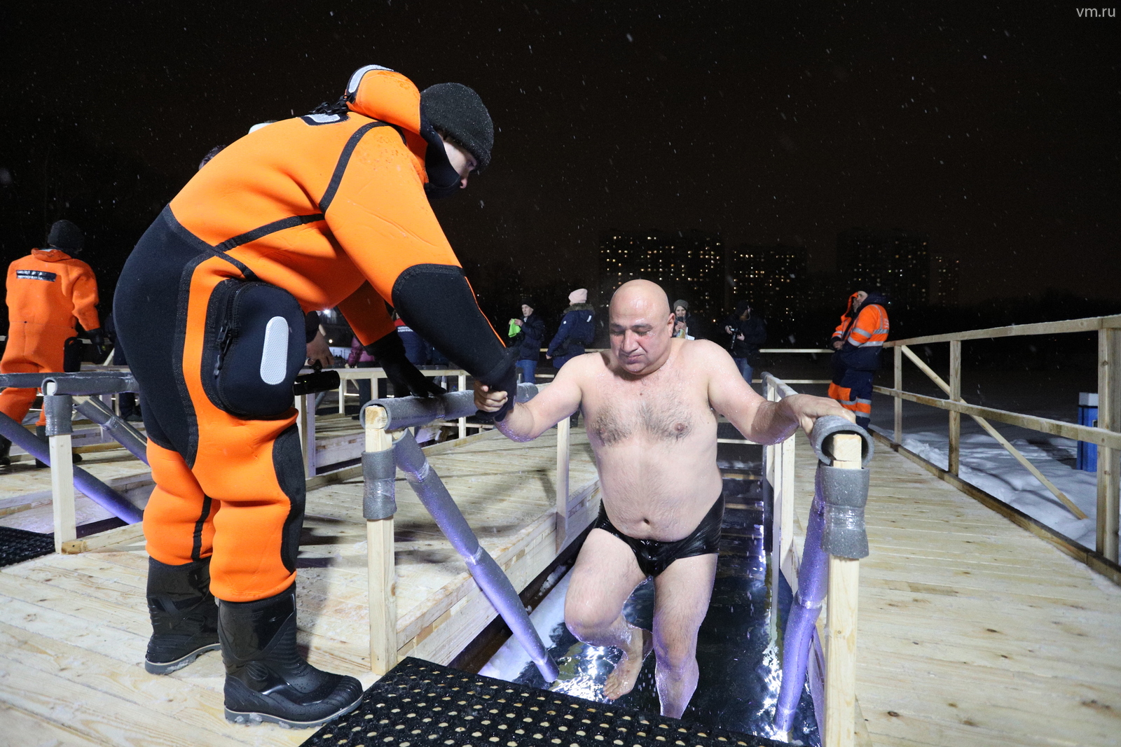 С теми, кто окунается впервые, водолазы заходят прямо в воду. Опытным купальщикам подают руку. Холод с непривычки может сыграть злую шутку