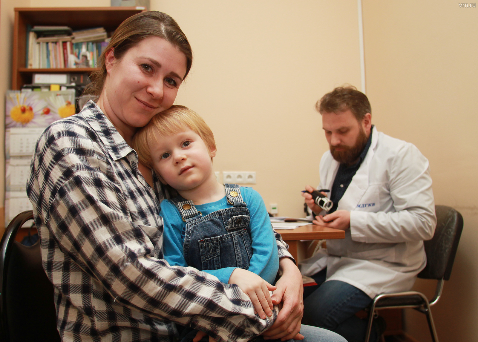 Плановый срок поставки медицинского оборудования и мебели намечен на июль 2019 года. На фото: врач Михаил Корочкин, пациенты Зарина Салахутдинова и ее сын Самир