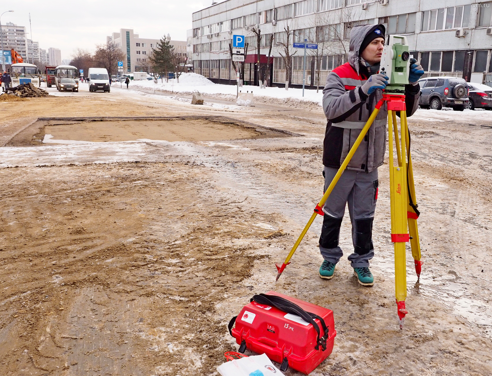 Специалист проводит геодезическую съемку на месте провала грунта
