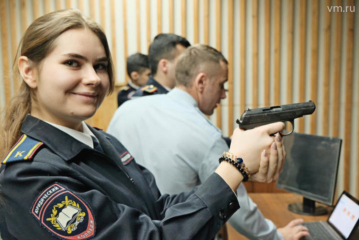 В завершение студенты смогли вволю пострелять из пистолета в лазерном тире. На фото Кристина Царева