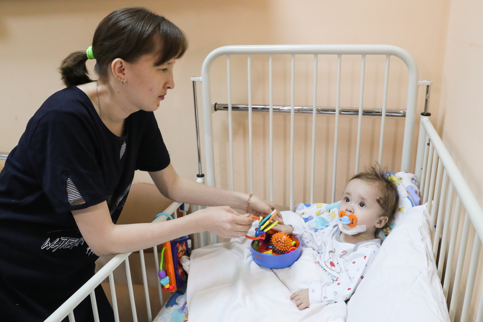 Маленького Ваню Фокина перевели в общую палату. Ольга не отходит от сына ни на шаг