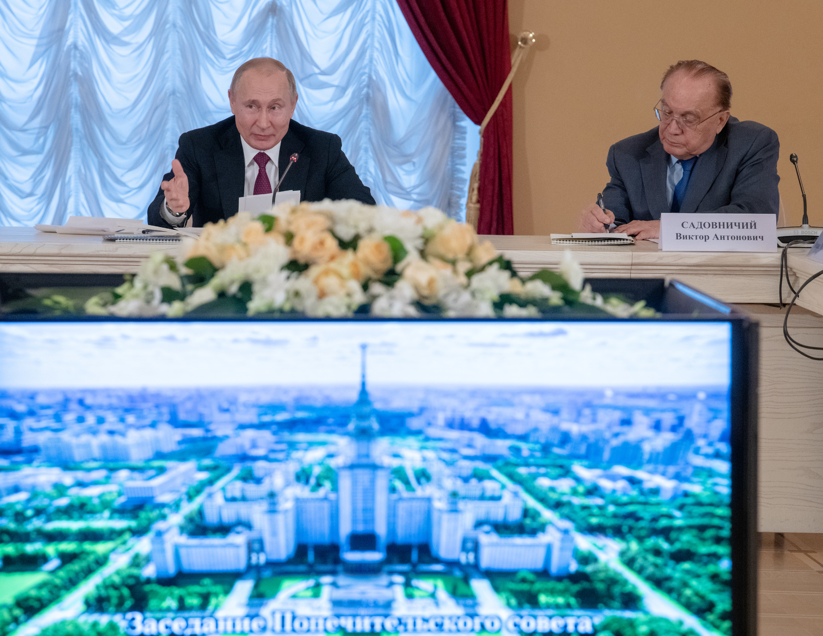 Президент России Владимир Путин и ректор Московского государственного университета имени М. В. Ломоносова Виктор Садовничий провели заседание Попечительского совета ведущего вуза страны