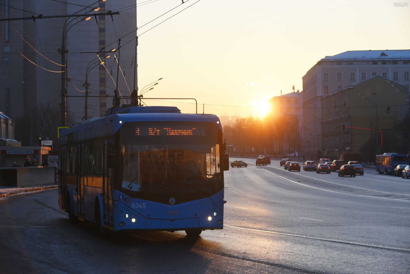 Недалеко от станции метро «Октябрьская» была повреждена контактная сеть