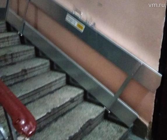 Дополнительный металлический пандус, щеколду которого залили то ли клеем, то ли лаком