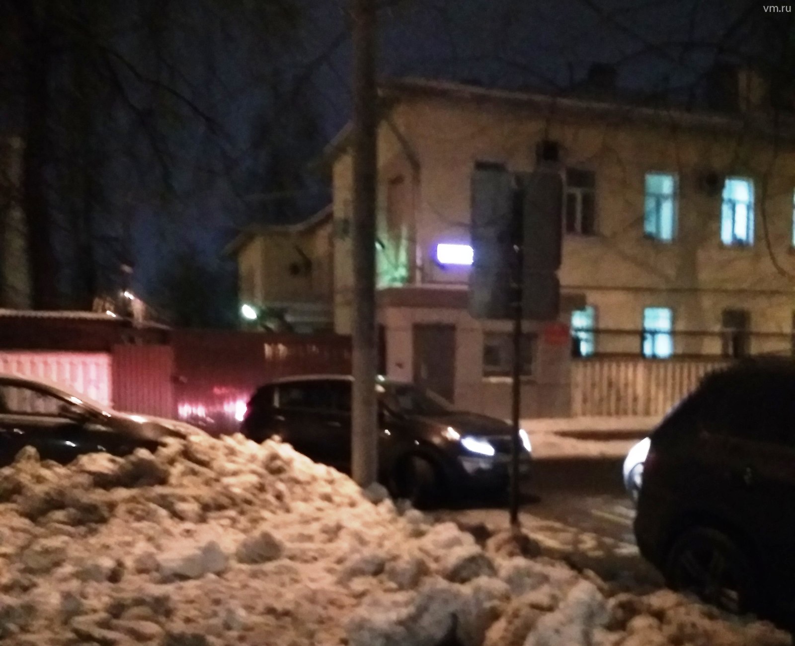 В подъезде многоэтажки неизвестные «вандалы» сломали пандус для инвалидов