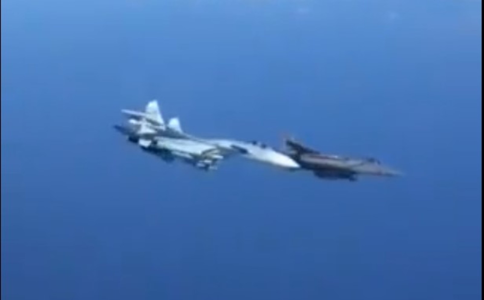 Экипаж Су-27 приблизился на безопасное расстояние и при перехвате соблюдал все меры безопасности