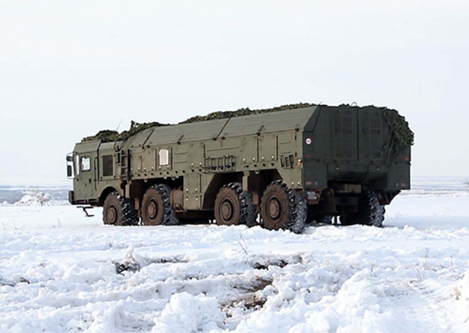 В состав бригадного комплекта входит более 50 единиц техники, включая пусковые установки, транспортно-заряжающие машины, командно-штабные машины, машины регламента и технического обеспечения, а также машины жизни обеспечения