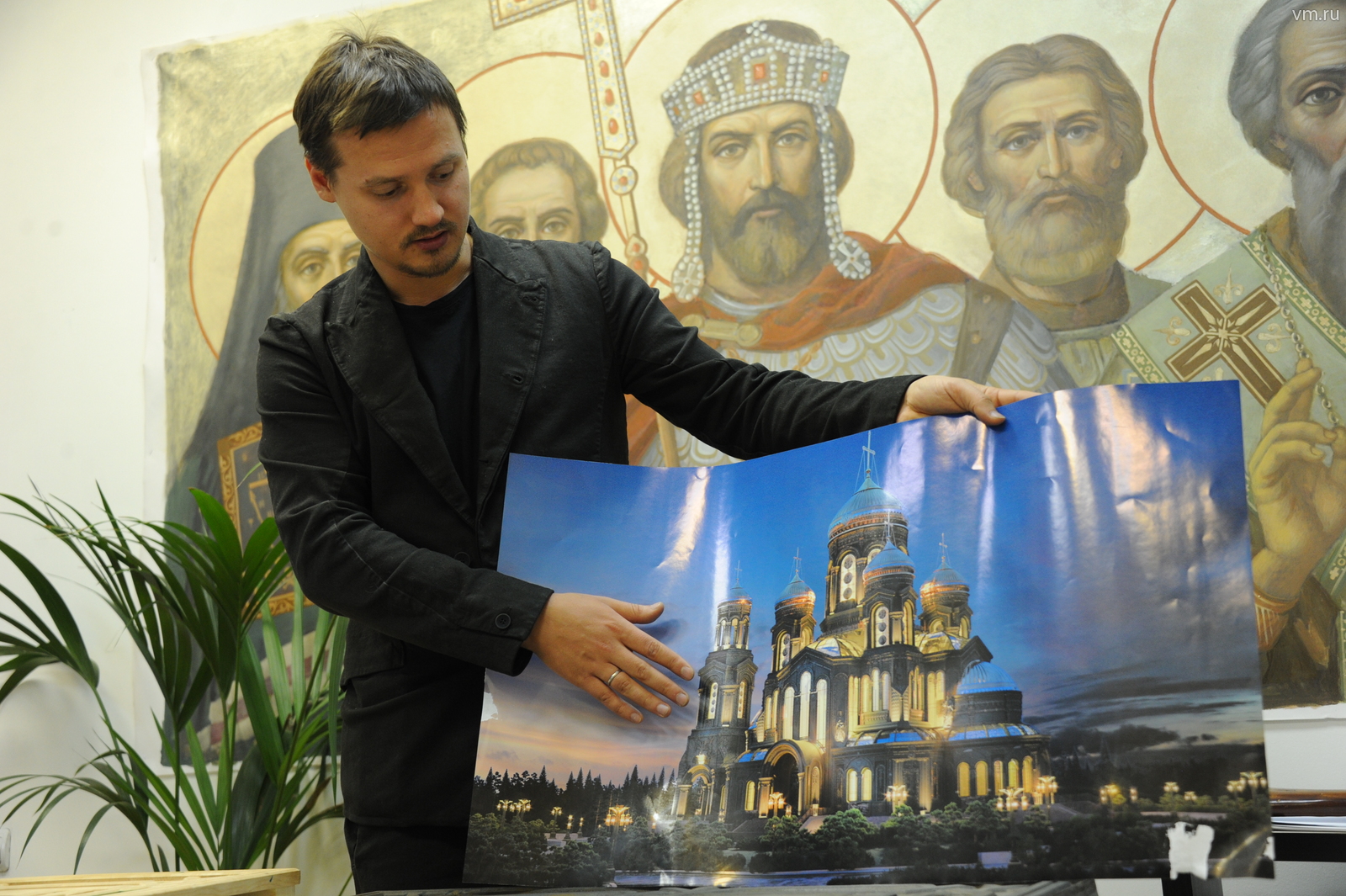Архитектор Дмитрий Смирнов показывает проект храмового комплекса в Алабине