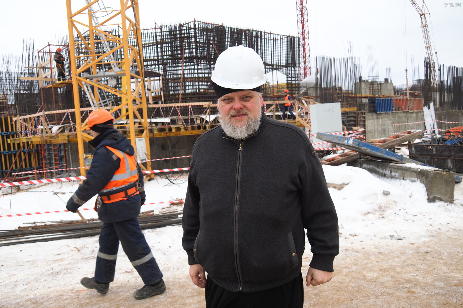 Почетный академик Российской академии художеств протоиерей Леонид Калинин на фоне строящегосяглавного храма Вооруженных сил России в парке «Патриот»