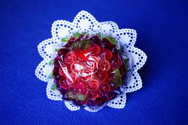 Эксперт посоветовала обращать внимание на срок годности продуктов, прежде чем собирать оригинальный букет