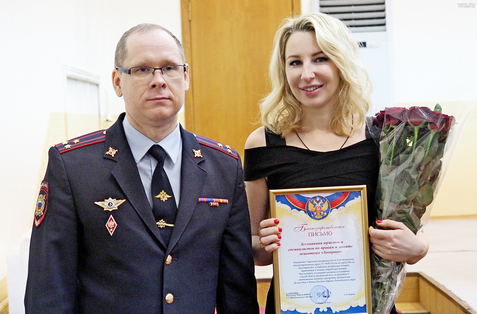 Заместитель начальника Управления внутренних дел Юго-Восточного административного округа Александр Крученков вручил благодарственное письмо Анастасии Федюкиной за помощь в раскрытии преступления