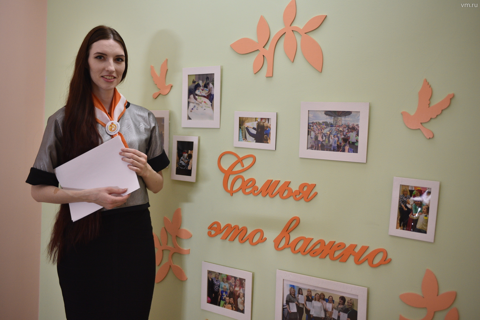 Медиатор Ксения Дубровина работает в службе со дня ее основания. На фото девушка стоит напротив стены с фотографиями подопечных, мимо которой проходят участники перед началом медиации. Надпись «Семья — это важно» — словно напутствие для тех, кому предстоит серьезная работа над собой