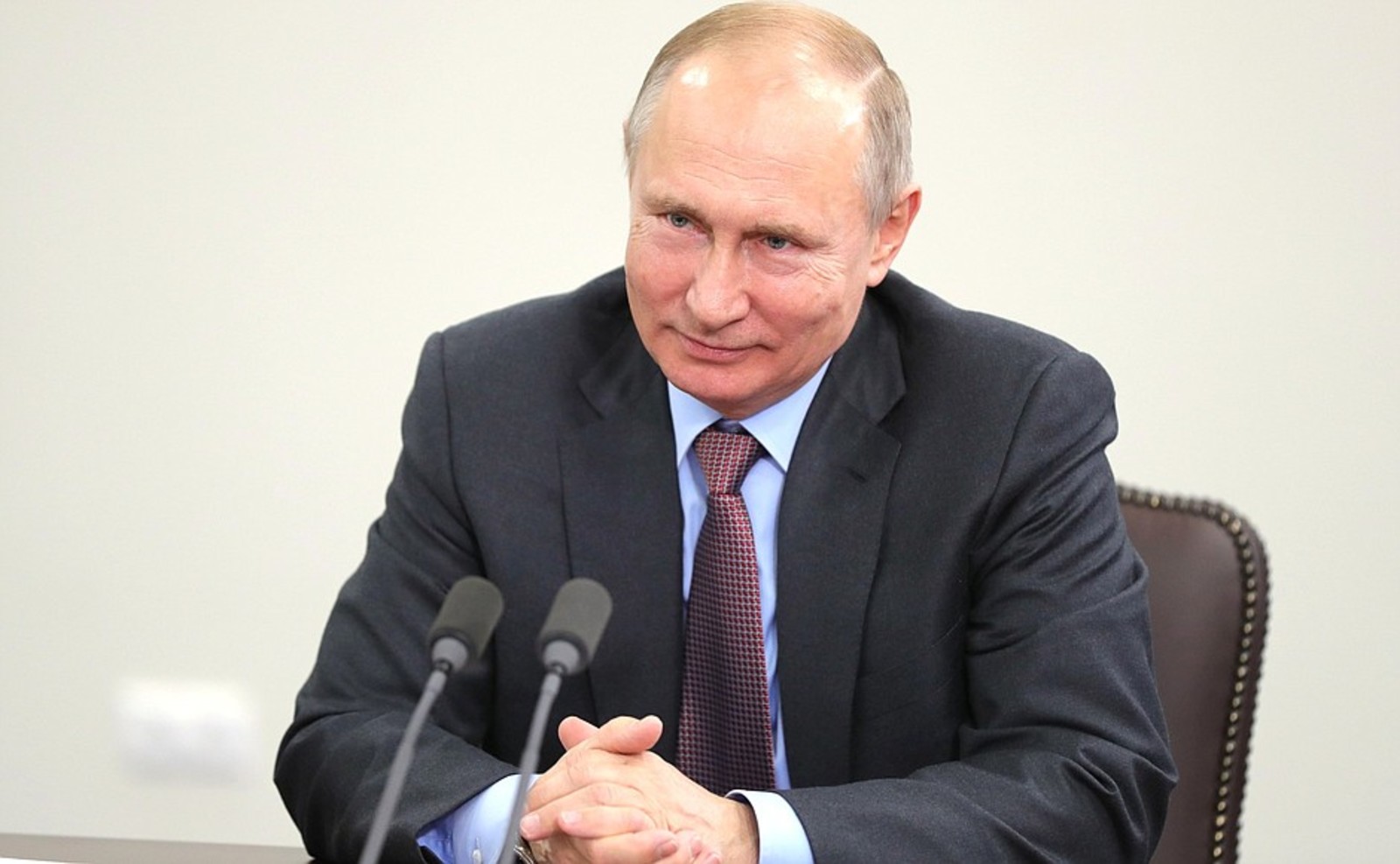 Женская половина присутствующих обратилась к Путину после того, как он сделал фото с мужчинами