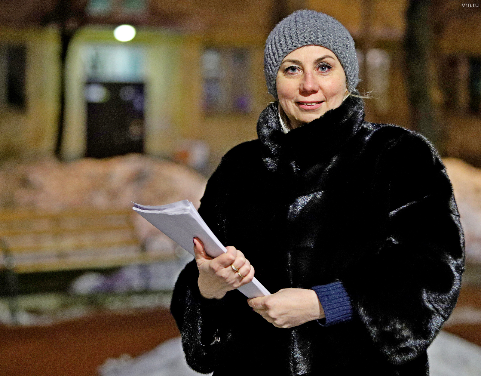 Жительница дома № 14 по улице Амундсена Юлия Белова показывает результаты экспертизы. Она считает, что решение собственников было сфальсифицировано