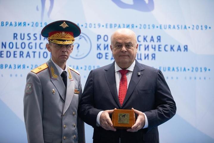 Эта общественная награда вручается за вклад в развитие отечественной кинологии