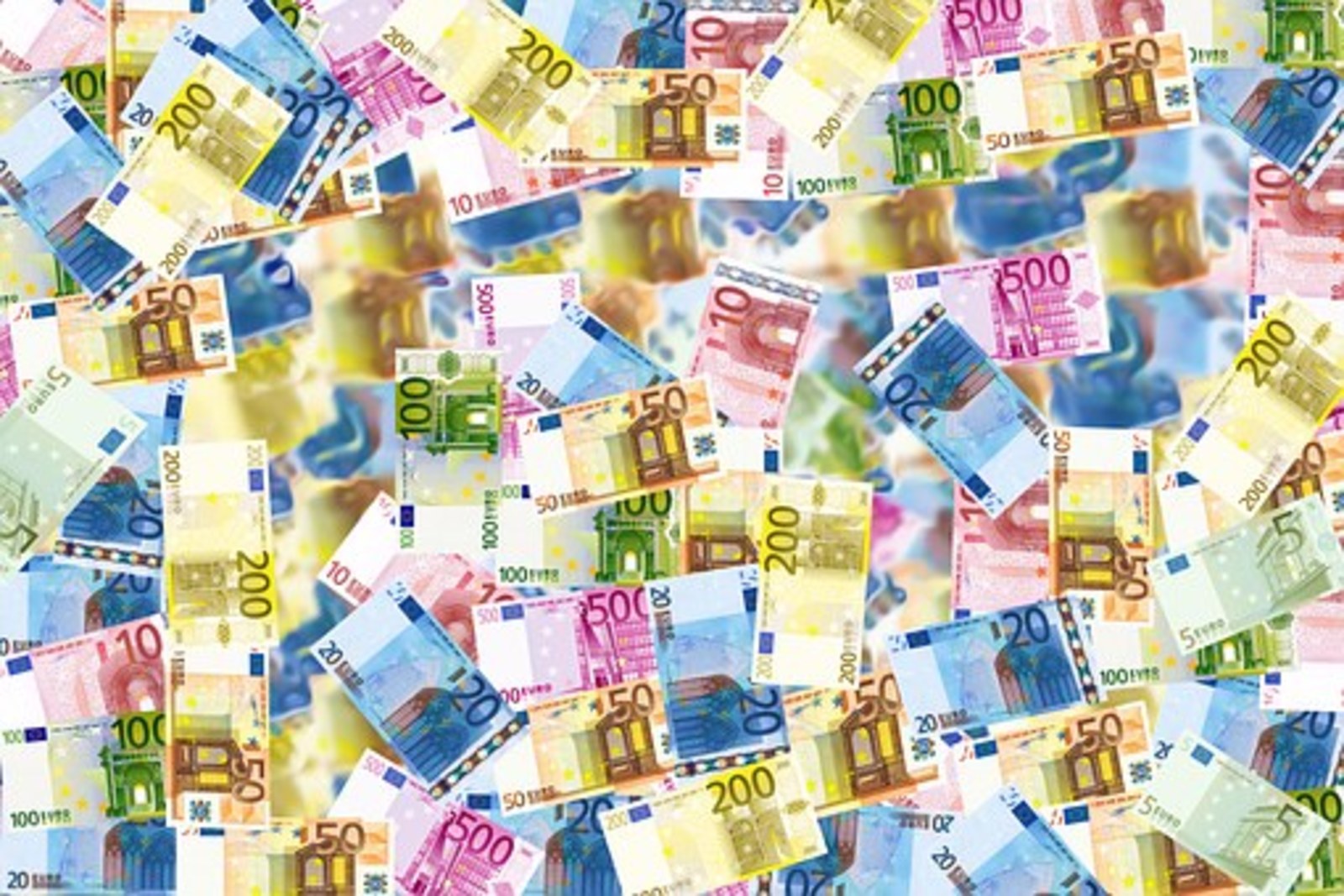 Евро превысил 73 рубля впервые с 10 апреля 2019 года