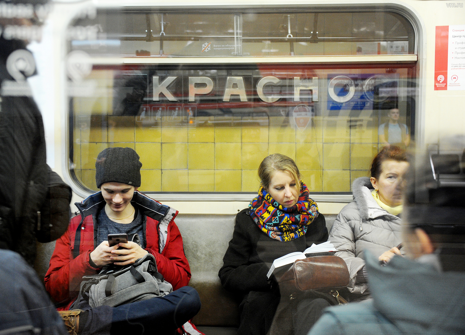 Довольные пассажиры вновь едут по участку Сокольнической линии, который открыли после ремонта на два дня раньше заявленного срока