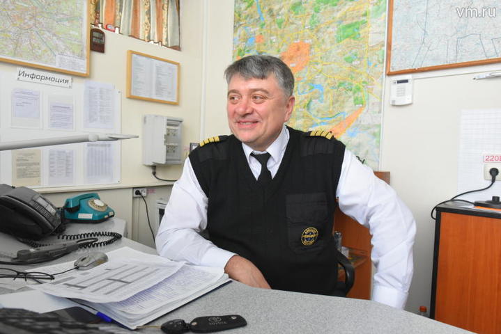 Авиадиспетчер Московского авиационного центра Вадим Зиновьев следит за погодой из-за рабочего стола