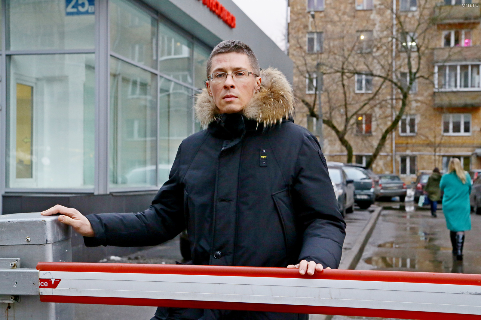 Житель дома № 25 по улице Шаболовка Петр Предтеченский возле въезда во двор. Скоро шлагбаум будет открываться по звонку с мобильного телефона