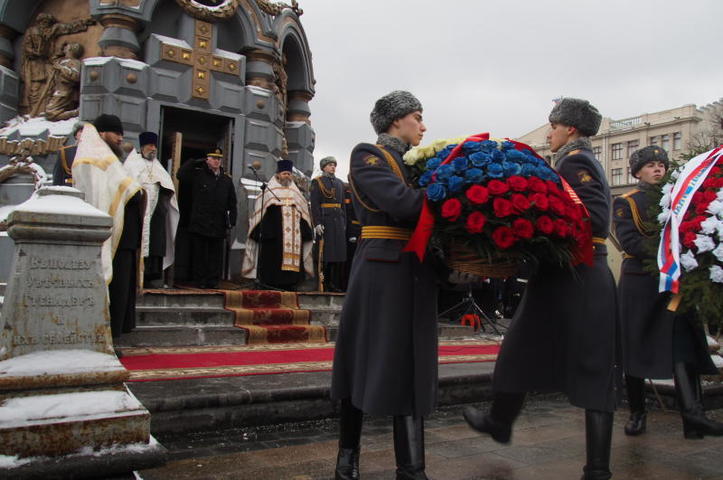 Завершилась торжественная церемония возложением венков и прохождением роты почетного караула