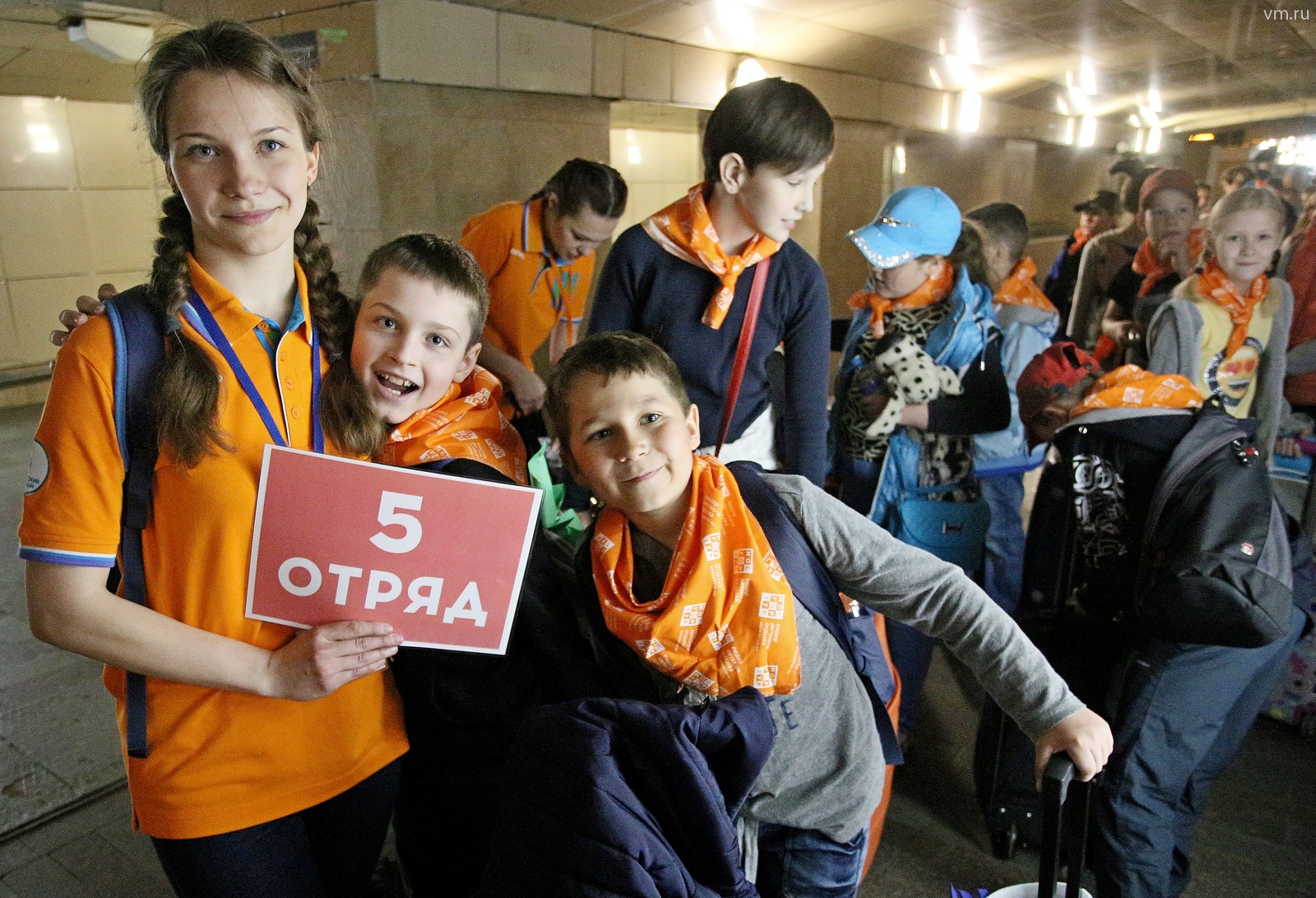 Столичные школьники отправляются в детский оздоровительный лагерь с Курского вокзала. На фото (слева направо): вожатая Виктория Рысева, Прохор Гришин и Юрий Прудников