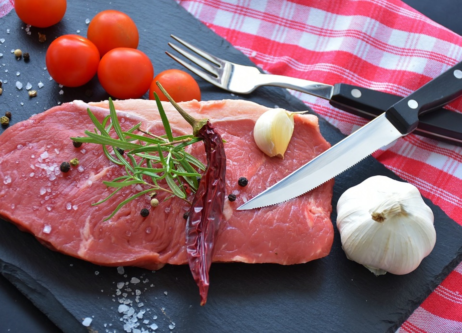 Перед майскими праздниками и на весь летний период традиционно дорожает мясо из-за роста спроса в шашлычный сезон