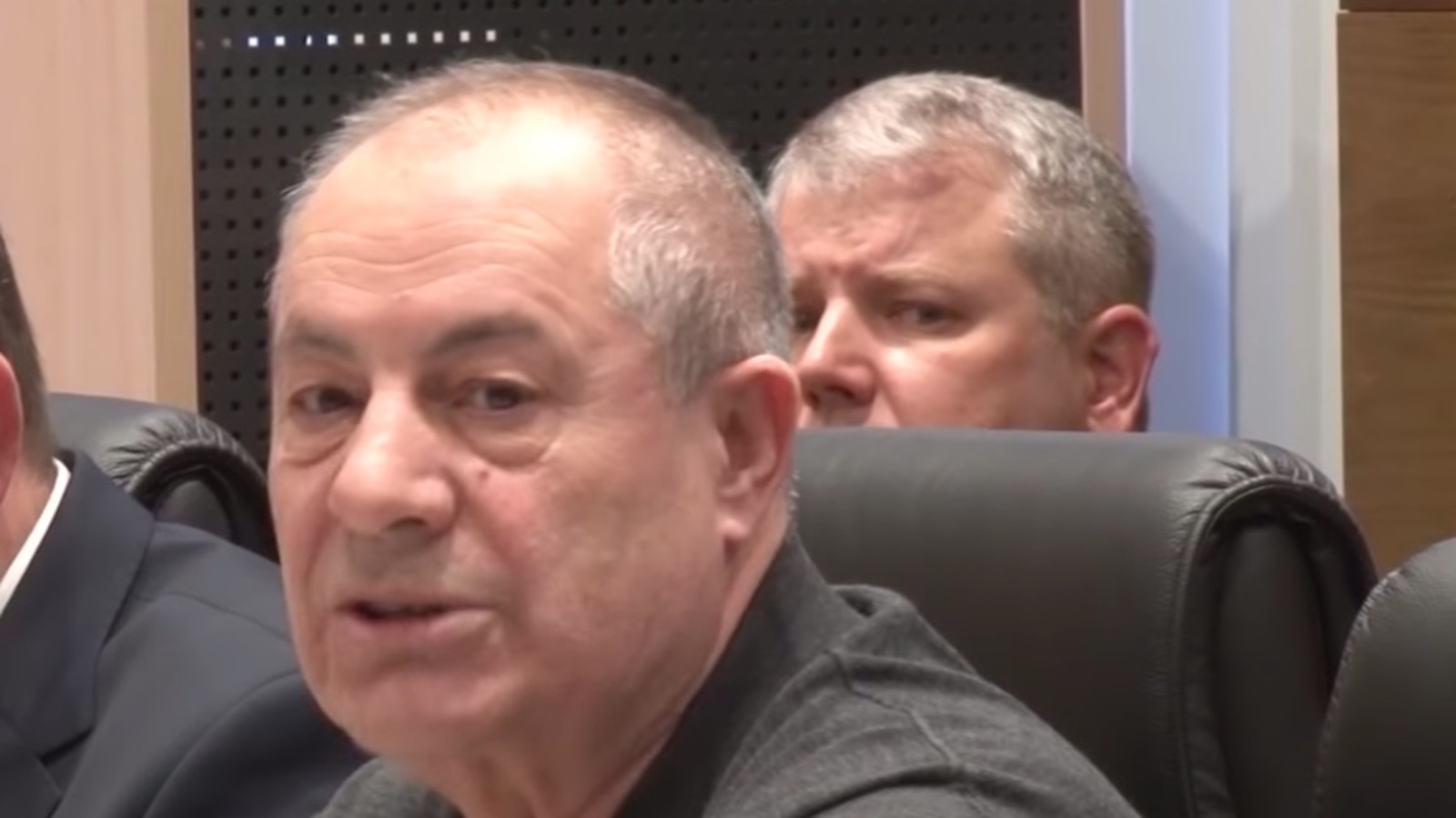 Заявление депутата прозвучало на внеочередном заседании облдумы