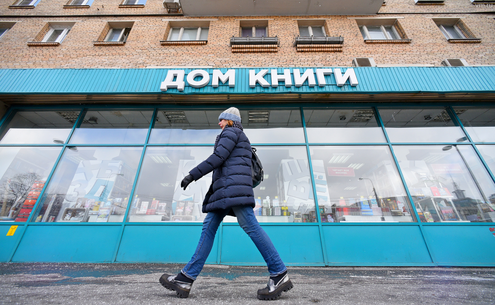 Москвичка Елена Колесникова регулярно посещает книжный магазин, расположенный на первом этаже одного из жилых зданий. Удобство и доступность новинок литературы, по ее словам, местных жителей только радует