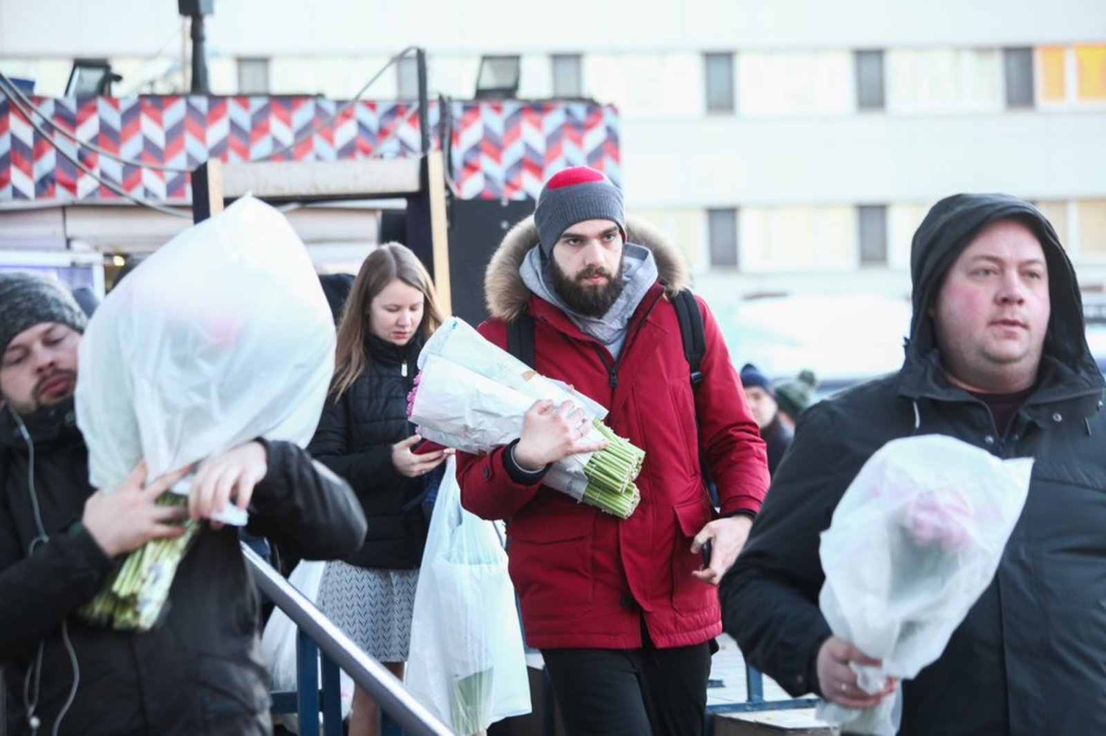 Несколько десятков горожан спешат на рынок, что бы поскорее урвать заветный букет