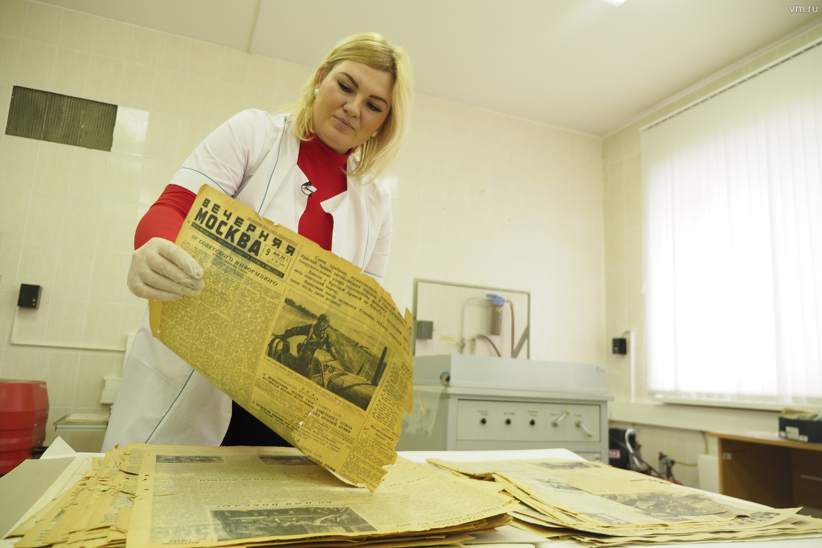 Виктория Привалова, завотделом реставрации, восстанавливает «Вечерку» за 9 июля 1941 года