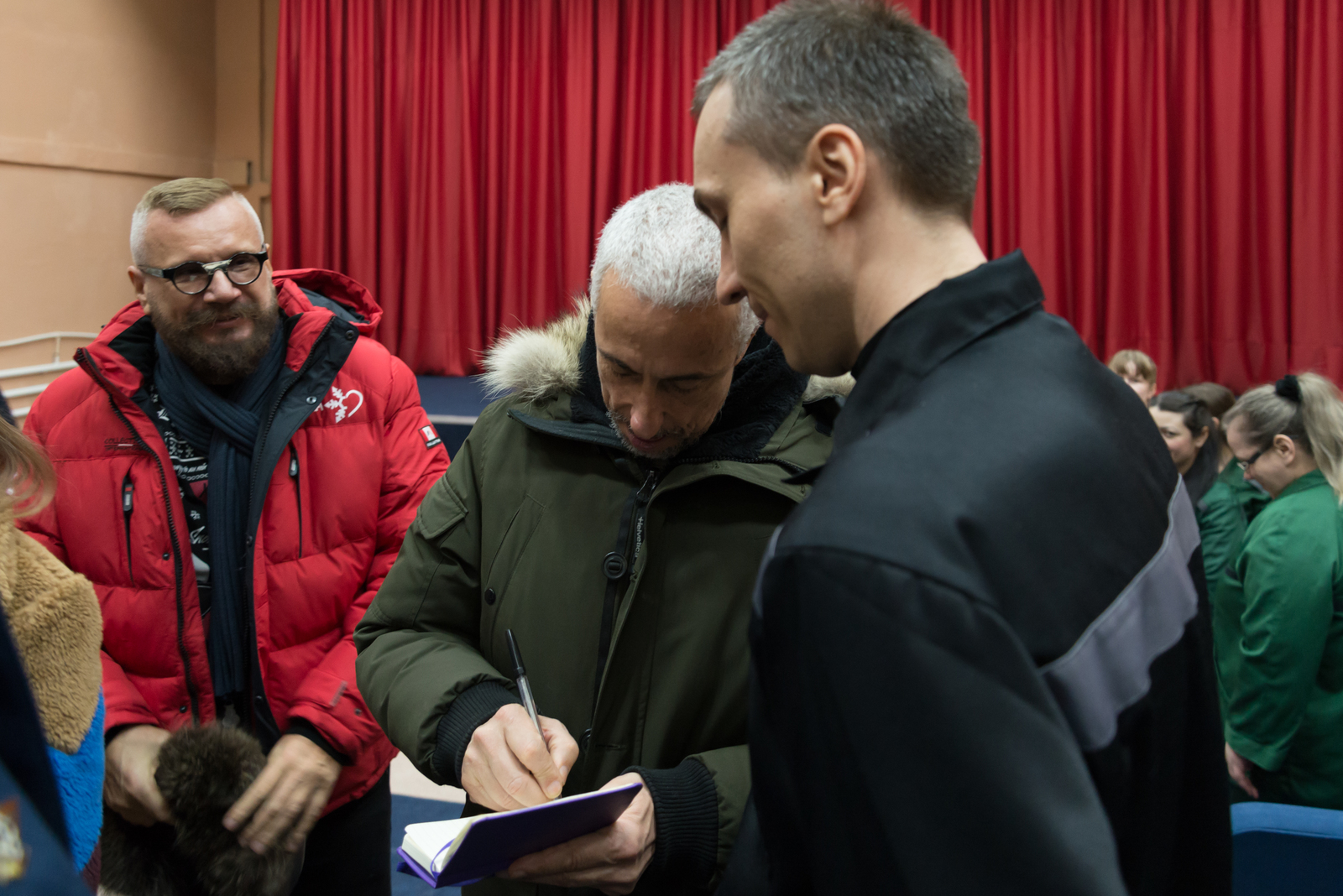 Он щедро раздавал автографы как и сотрудникам СИЗО, так и осужденным из отряда по хозяйственному обслуживанию