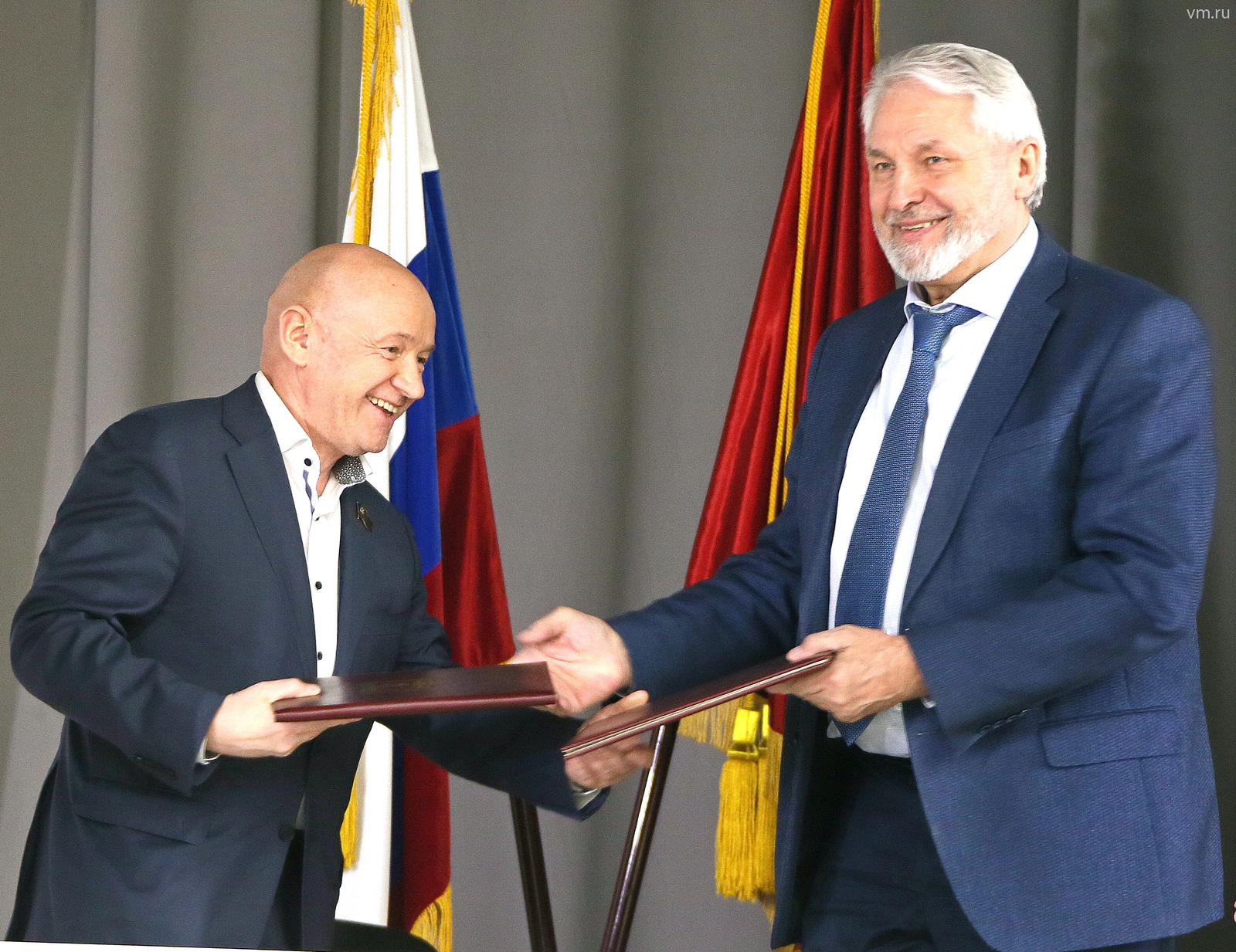 Президент Московской торгово-промышленной палаты Владимир Платонов и глава Торгово-промышленной палаты Подмосковья Игорь Куимов (справа) после подписания соглашения о сотрудничестве