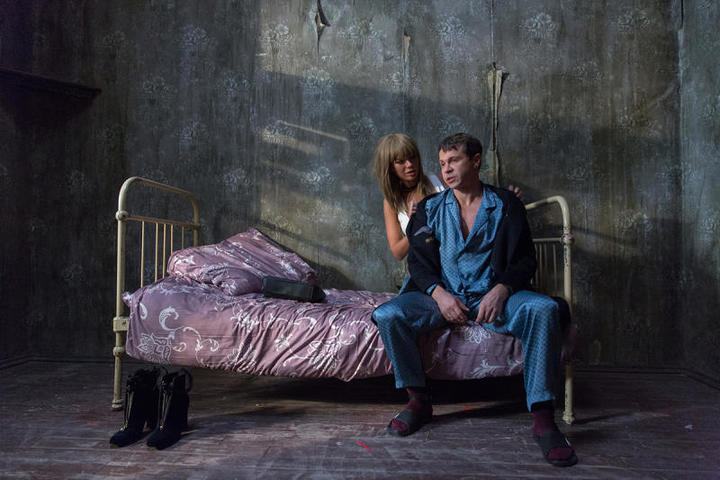 Нина Кошкина и Павел Деревянко в сериале «Домашний арест» Петра Буслова