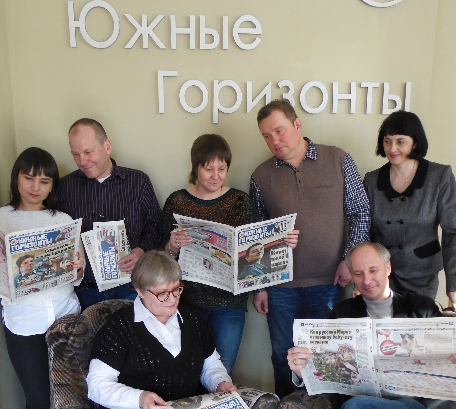 Коллектив телестудии «Южные горизонты» села Шушенское Красноярского края: корреспондент Мария Парилова, водитель Виктор Усков, корреспондент Ксения Соковикова, режиссер Сергей Рудов, корреспондент Валерия Ковалева (слева направо на заднем плане), главный редактор Татьяна Соковикова, оператор Сергей