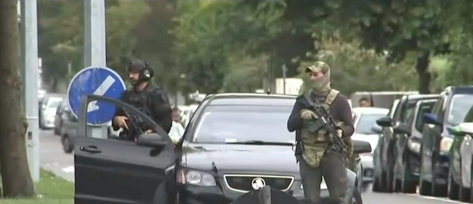 По данным комиссара полиции Майка Буша, взрывные устройства были найдены в автомобилях
