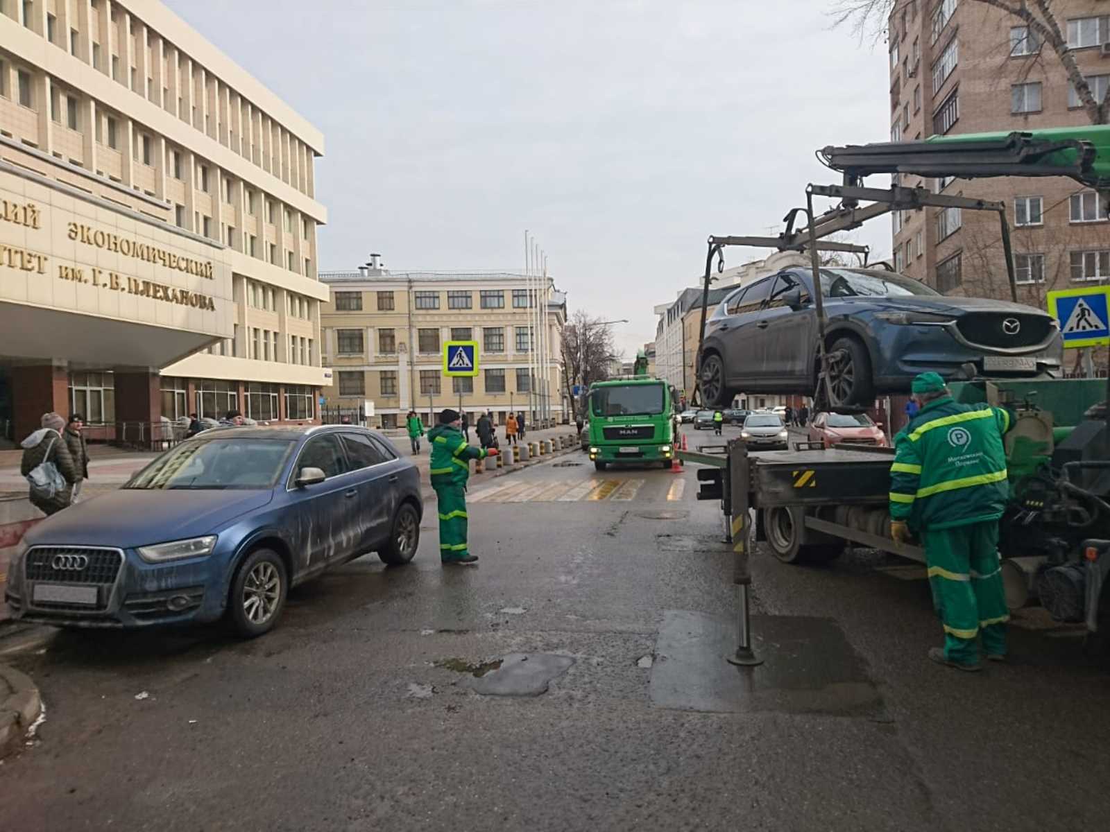 Используя разные «хитрости» водители демонстрируют свое неуважение к добросовестным автовладельцам