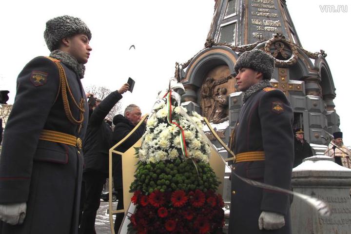 Возложение цветов к памятнику русским гренадерам — героям битвы под Плевной