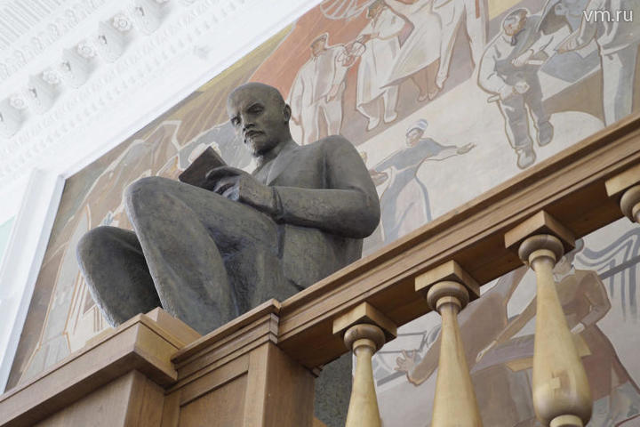 Ленин, многотонный, — не сдвинули и во время ремонта, разве что помыли и почистили хорошенько — сидит в конце зала, возвышаясь над всеми