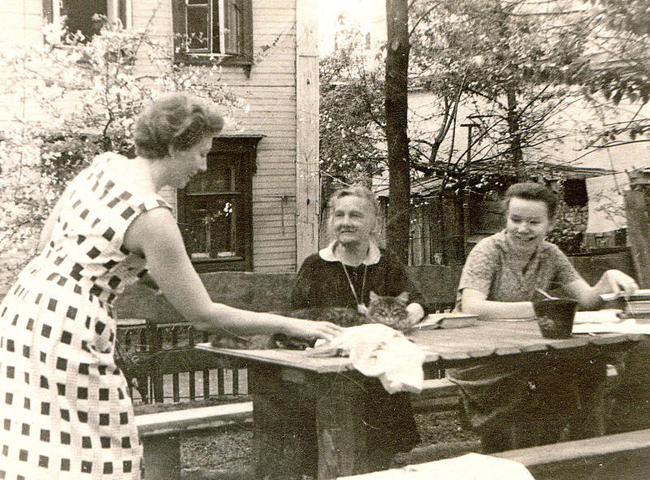 БЫЛО 1955–1957 гг. Во дворе на 1-й Брестской в Москве собрались соседи. Отдохнуть или к экзаменам подготовиться