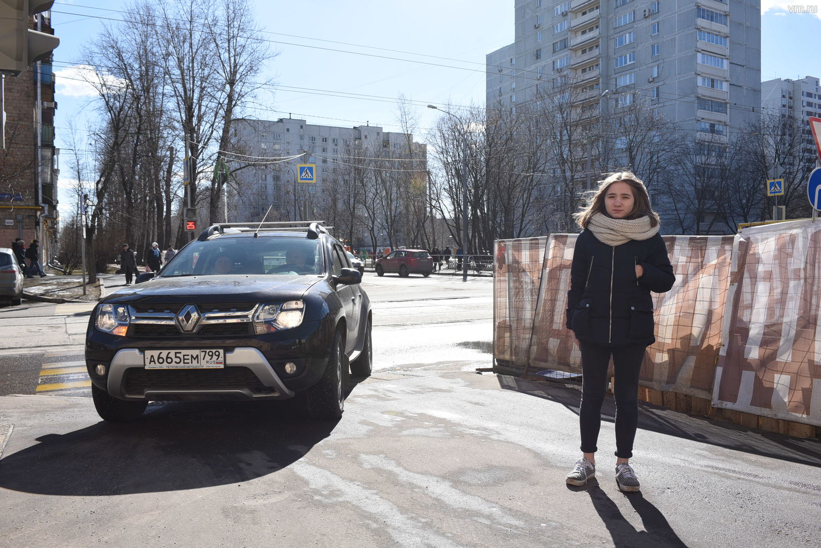 За несколько минут с тротуара и по пешеходному переходу проехало четыре автомобиля