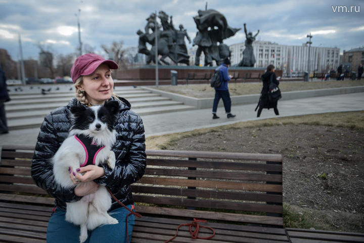 СТАЛО 23 марта 2018 года. Москвичка Ольга Сухаренко отдыхает на благоустроенной площади Краснопресненская Застава