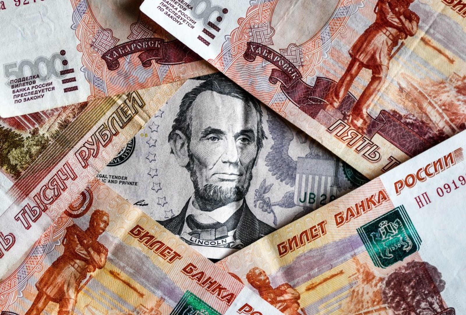 Валютный курс рубля на 64,5 процента больше его реальной стоимости