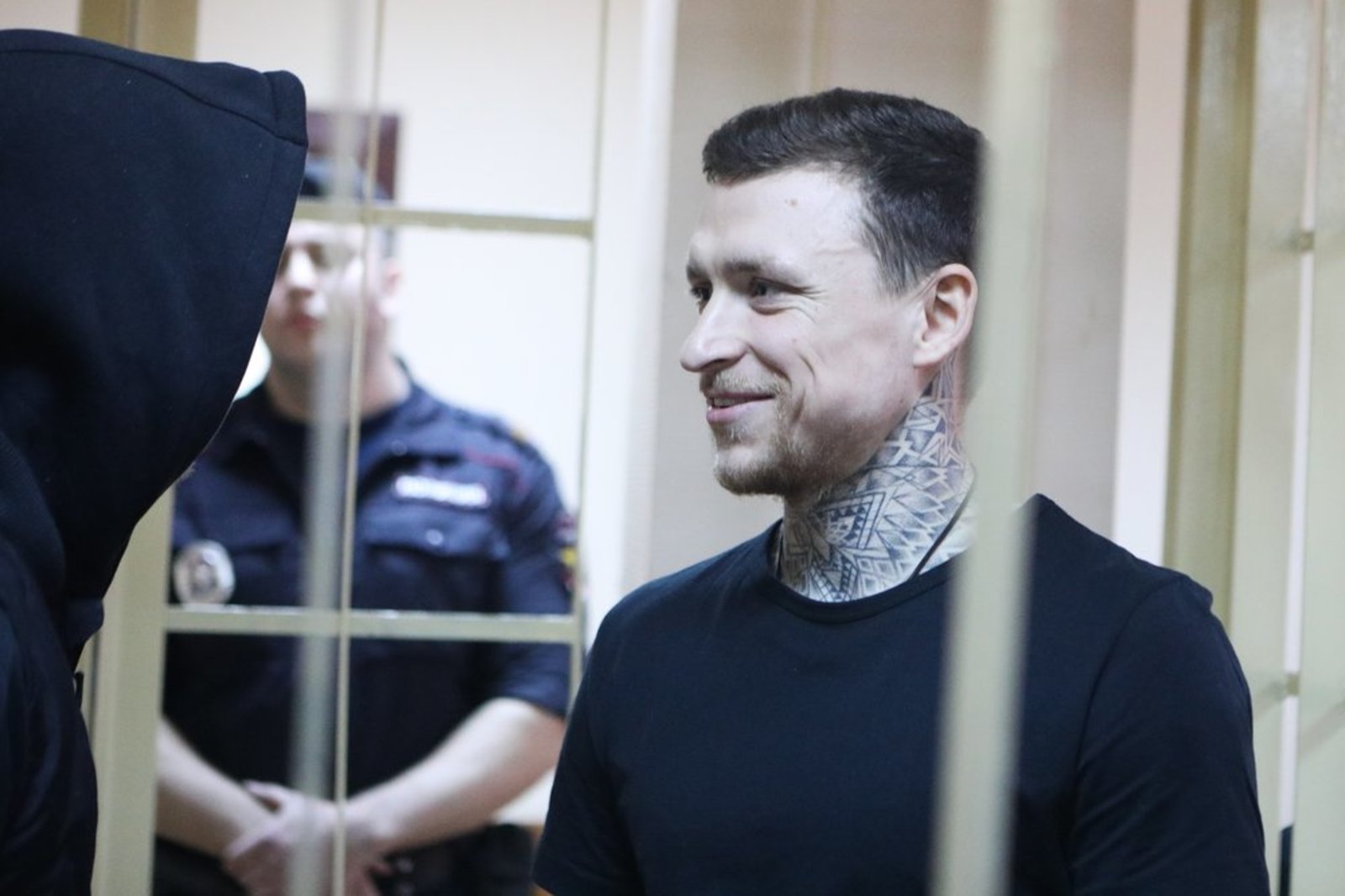 По словам официанта, футболисты и их друзья мирно развлекались, шутили, и этот праздник завершился «полетом стула в господина Пака»